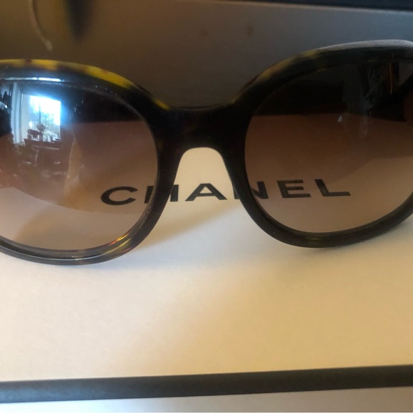 EUC Chanel Sunglasses 5286 c.714/S5 Tortoise Square Frames with Brown Lenses - Picture 5 of 10